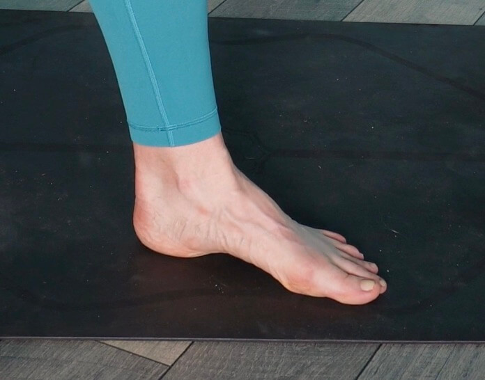 An image of the inside of the foot with the arch being domed up as a foot strengthening exercise for runners